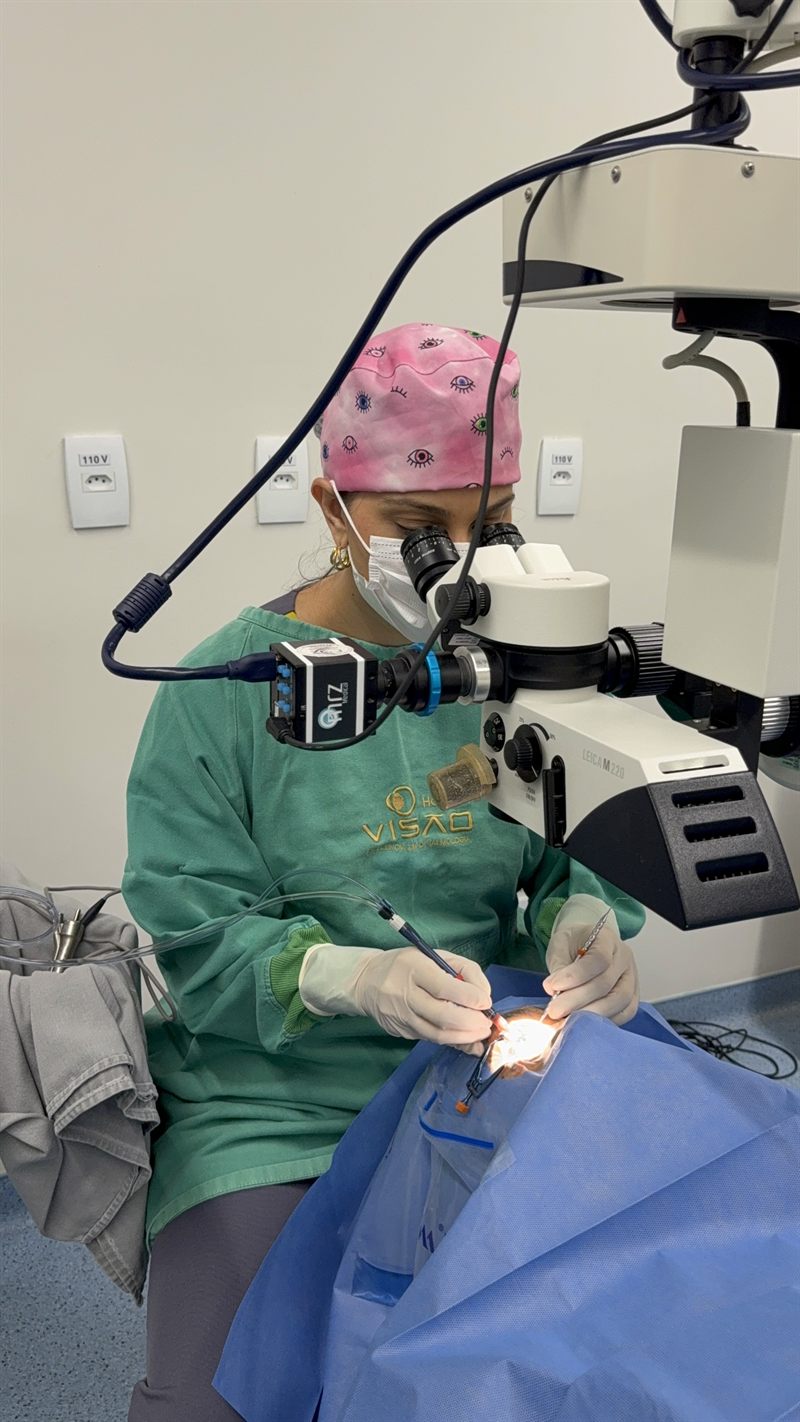 Dra. Heloisa Freitas realizando cirurgia ao microscópio