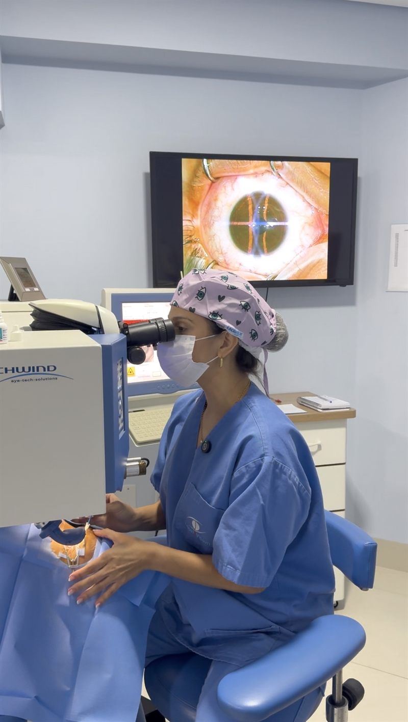 Dra. Heloisa Freitas realizando cirurgia refrativa a laser
